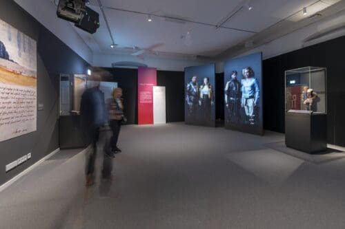 Einblicke in die Ausstellung: Kloster Schussenried, Objekte und KI-generierte Figuren.