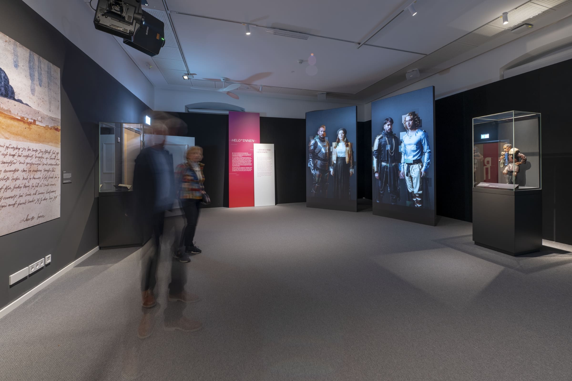 Einblicke in die Ausstellung: Kloster Schussenried, Objekte und KI-generierte Figuren.