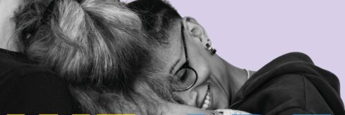 Plakat mit Informationen zur Ausstellung „We are Family“. Zu sehen sind drei erwachsene Personen und ein Kind, die sich umarmen.
