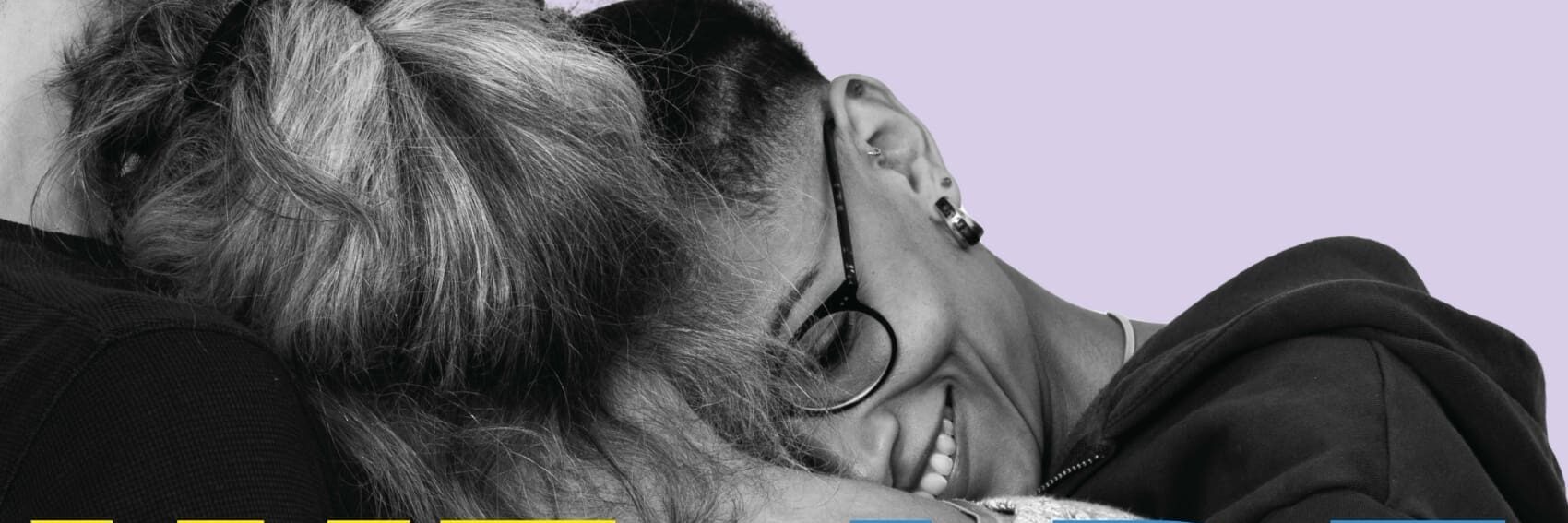 Plakat mit Informationen zur Ausstellung „We are Family“. Zu sehen sind drei erwachsene Personen und ein Kind, die sich umarmen.