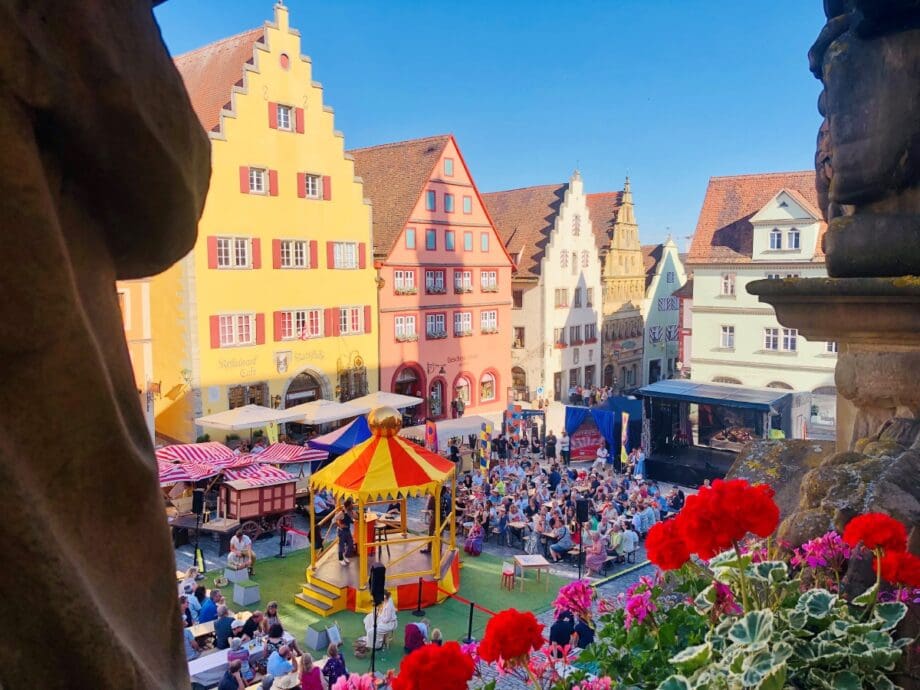 Block auf den Aufbau des Theaterspektakels in Rottenberg ob der Tauber.