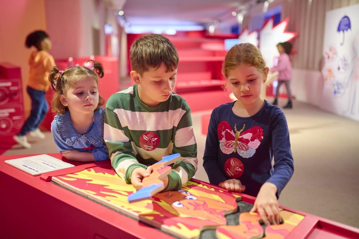 Kinder probieren eine interaktive Station in der Ausstellung "ZOFF!" aus.