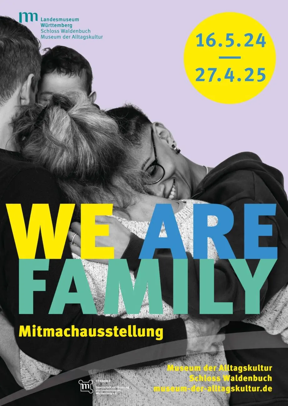 Plakat mit Informationen zur Ausstellung „We are Family“. Zu sehen sind drei erwachsene Personen und ein Kind, die sich umarmen.