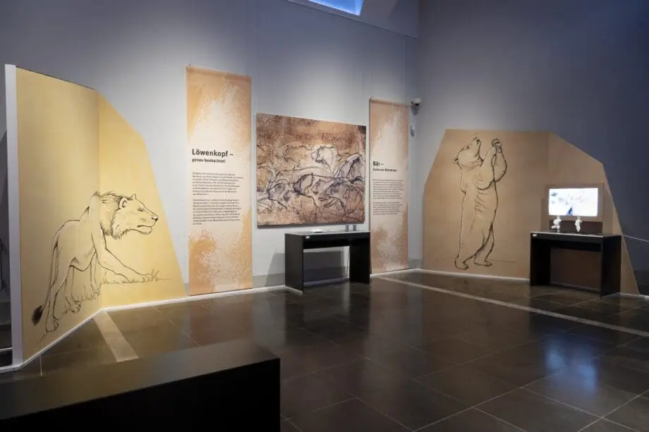 Raumansicht mit Ausstellungsmalerei und multisensorischen Stationen