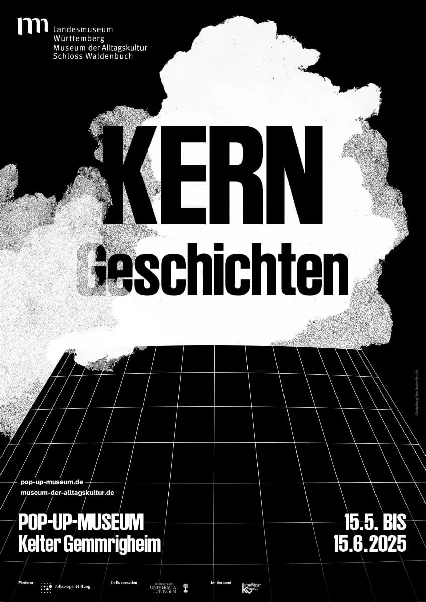 Schwarz-weißes Ausstellungsplakat. Im Zentrum eine illustrative Gestaltung eines Kühlturms mit Wolke.
