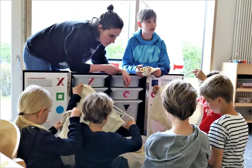 Die Mitmachbox "Ran an den Stoff!" im Einsatz bei einer Kindergruppe der element-i Bildungsstiftung, dem Kooperationspartner des Kindermuseums