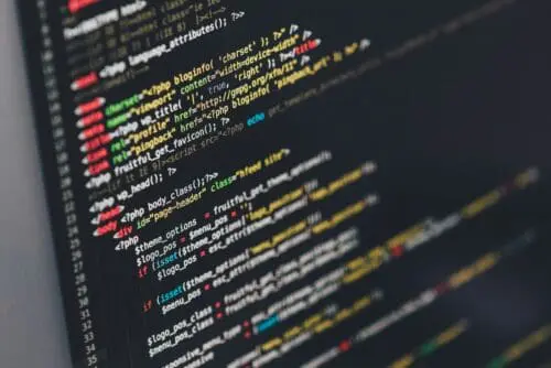 Herangezoomte Ansicht eines Bildschirms, aus dem Code zu sehen ist.