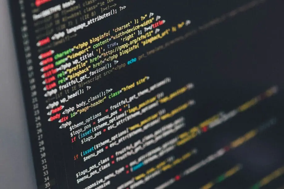 Herangezoomte Ansicht eines Bildschirms, aus dem Code zu sehen ist.